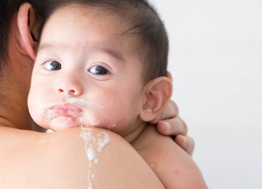 Lý do bé hay nôn trớ và cách phòng tránh
