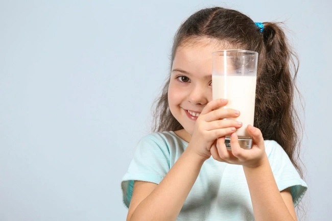 Chọn sữa cho bé yêu: Sữa hạt hay sữa bò?