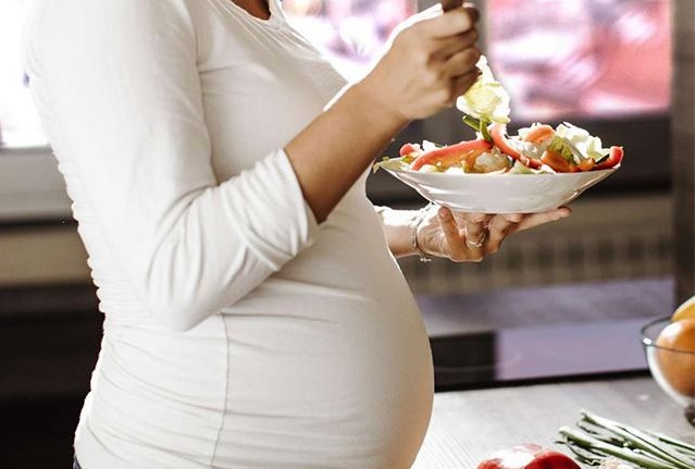 Vì sao khi nghén, bà bầu lại muốn ăn những món chưa từng ăn?
