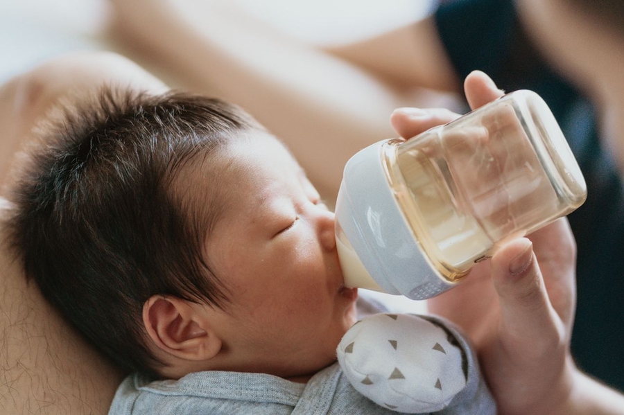 Mách mẹ 8 mẹo tập cho bé ti bình thành công