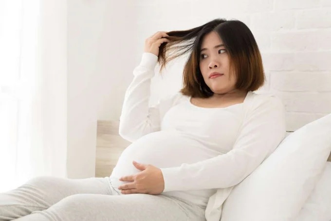 Mẹ bầu cắt tóc có sao không?