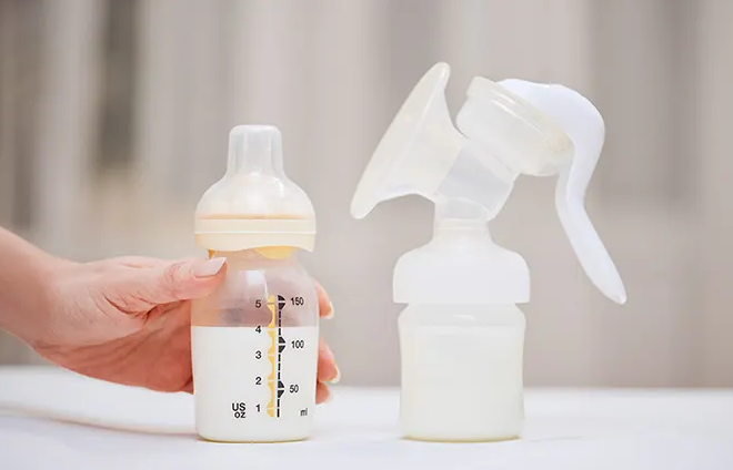 Nguyên tắc trộn sữa mẹ vừa hút vào sữa cũ hơn