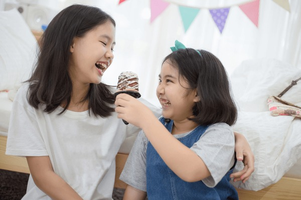 Dạy bé biết chia sẻ với bạn bè