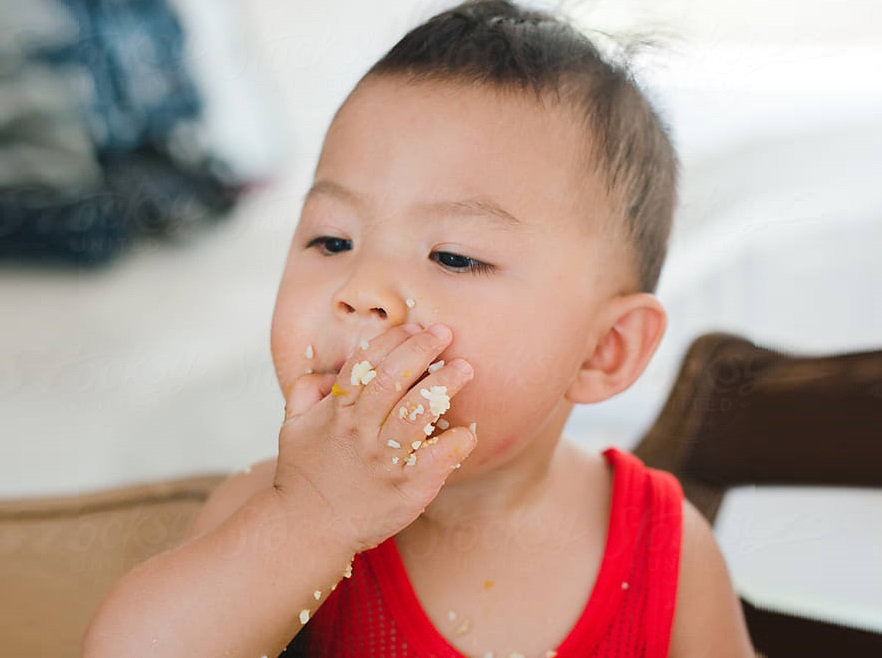 Bé 2 tuổi đi lớp vẫn chưa biết ăn cơm: Phải làm sao?