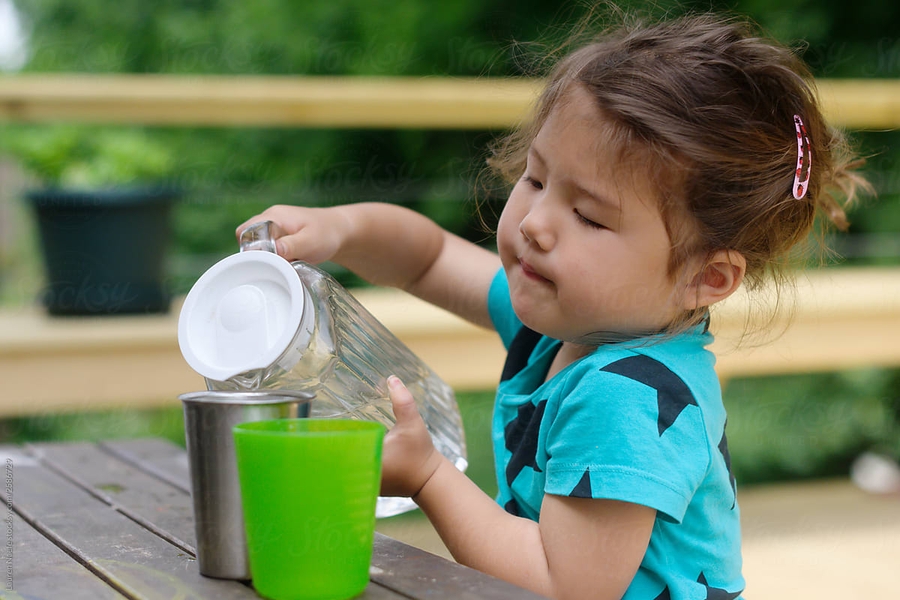 Bí mật sau ly nước: Kỹ năng tưởng dễ mà không dễ với trẻ