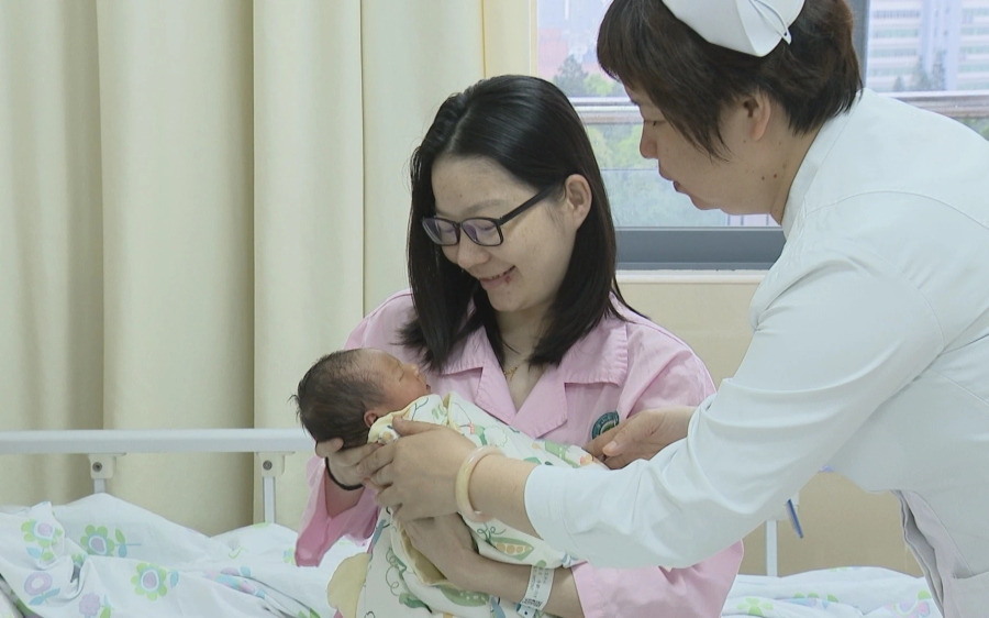 Thân đến đâu, 4 nhóm người này cần tránh bế trẻ sơ sinh