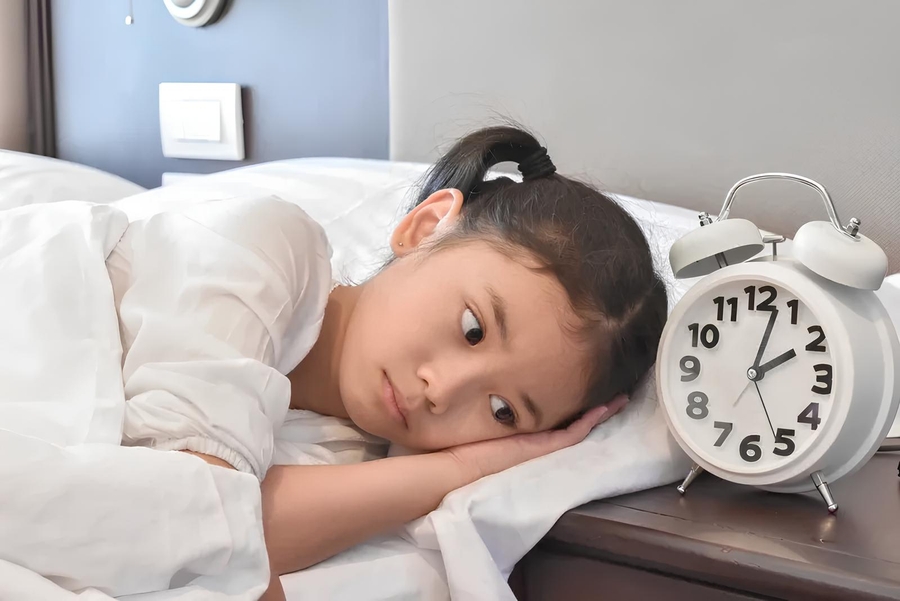 Con cứ ngủ một lúc lại thức giấc, cha mẹ cần lưu ý điều gì?