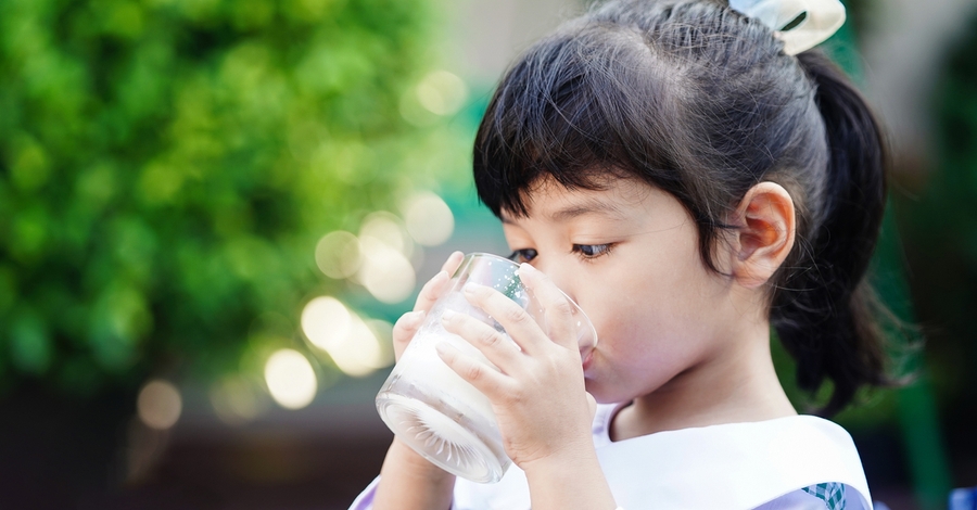 Trẻ từ 6 tuổi trở lên nên uống bao nhiêu sữa một ngày?