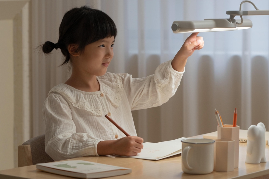 Bố mẹ lưu lại 5 tiêu chí chọn đèn để bảo vệ đôi mắt trẻ tiểu học