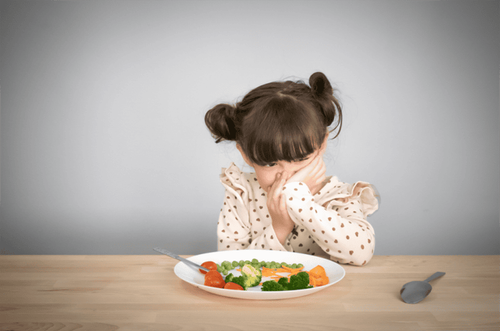 Đừng biến rau xanh thành “nỗi ám ảnh" của trẻ trên bàn ăn