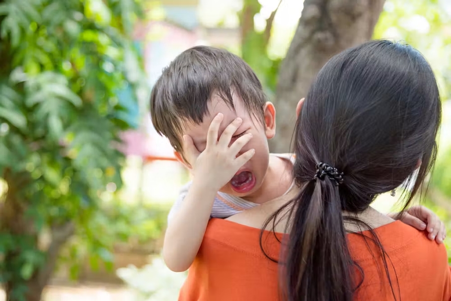 Con khóc mỗi sáng đi học, ba mẹ nên ở lại dỗ hay dứt khoát rời đi?