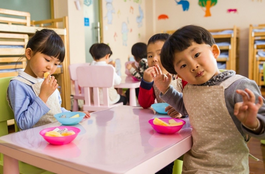 Con chưa biết tự ăn, tự cất đồ, liệu có theo kịp bạn bè ở lớp?