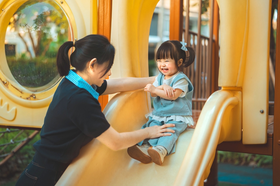 Cho bé 2-4 tuổi tập làm quen trường mới như thế nào?