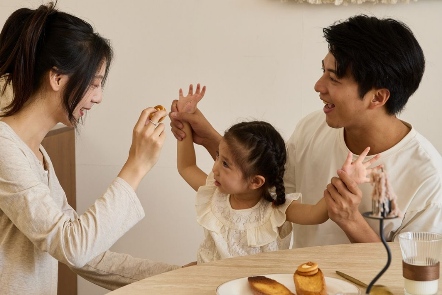 Sao tự nhiên qua 1 tuổi con lại đổi tính thế nhỉ?